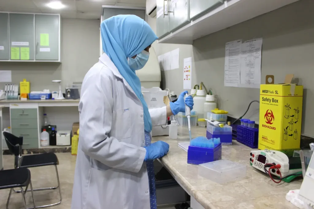 doctor in TML lab in pakistan doing tests